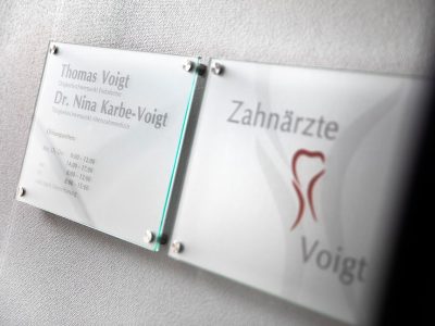 Zahnärzte-Voigt-in-Siegen-Schild
